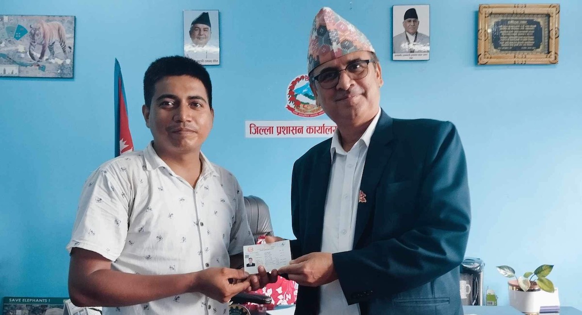 पुजन तिमिस्सिनालाई नागरिकता दिँदै चितवनका प्रमुख जिल्ला अधिकारी सुरेन्द्र पौडेल। तस्बीर : राजेश घिमिरे/ सेतोपाटी